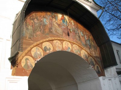 Отметины на арке после ввоза колокола.