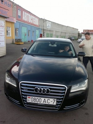 Алексей показывает свой самолет)))