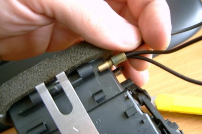 Вынимаем из дефлектора цоколь с  оптопроводами ... используем маленькую отвёртку или ножик